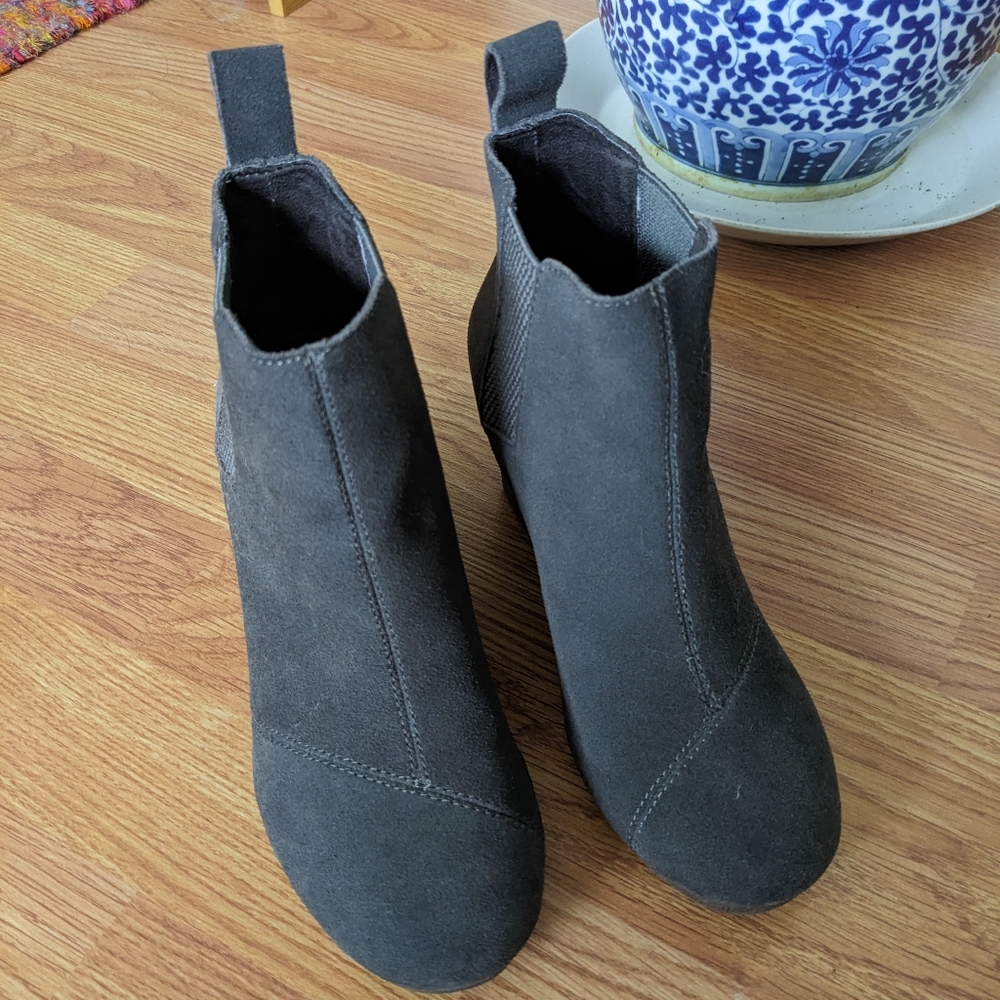 NWOT Grey TOMS Wedges